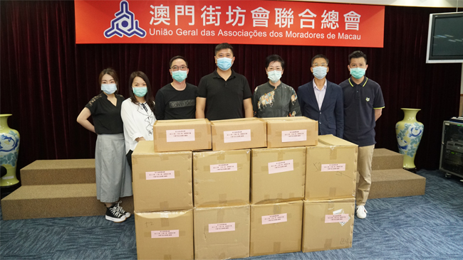 九游老哥J9俱乐部官网集团代表向街总送上抗疫物资 九游老哥J9俱乐部官网集团代表向街总送上抗疫物资