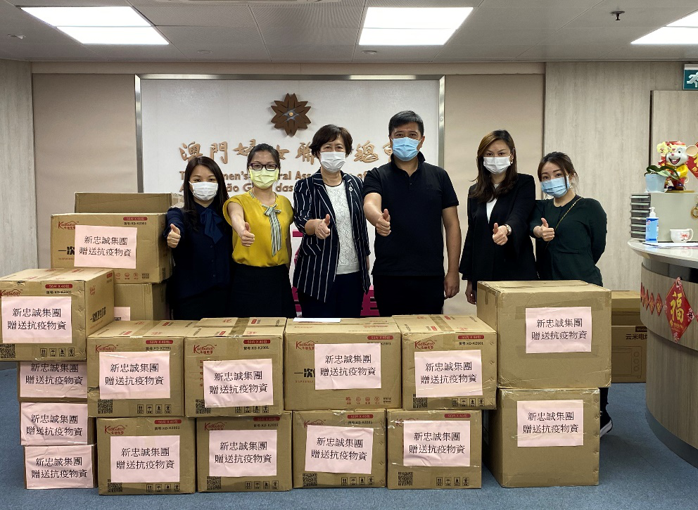 九游老哥J9俱乐部官网集团代表向妇联送上抗疫物资 九游老哥J9俱乐部官网集团代表向妇联送上抗疫物资